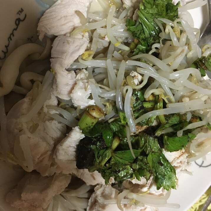 セロリと黒にんにくの鶏胸肉もやし蒸し